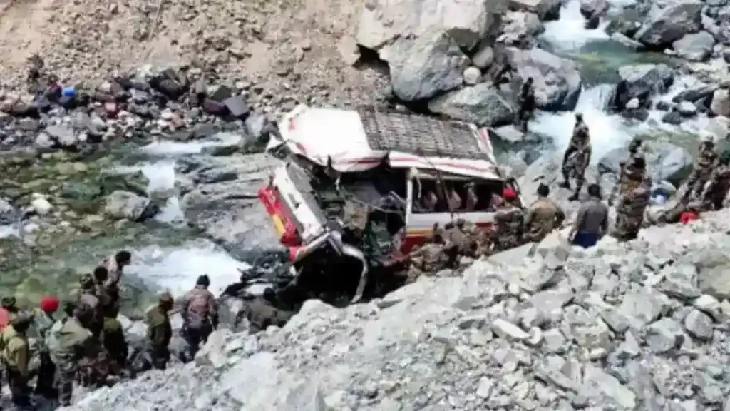 लडाख अपघात लष्कराचे वाहन Accident in Ladakh, army vehicle falls into deep pit; 9 jawans martyred