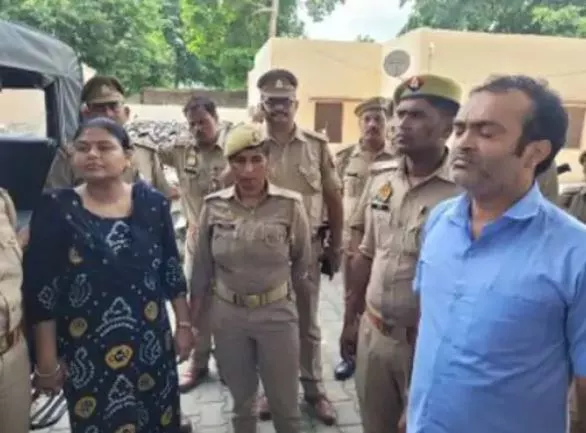 Azamgarh Student commits suicide after getting tired of principal's harassment 2 मुख्याध्यापकांच्या विद्यार्थिनीची आत्महत्या