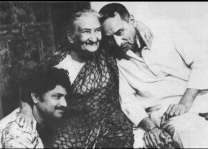 दुर्गाबाई कामत (पहिल्या भारतीय महिला अभिनेत्री त्यांच्यासोबत डावीकडे खाली बसलेले त्यांचे नातु विक्रम गोखले आणि उजवीकडे मुलगा चंद्रकांत गोखले )