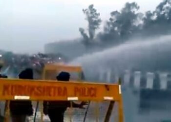 दिल्ली पोलिसांकडून पाण्याचे फवारे, अश्रुधुराचा वापर