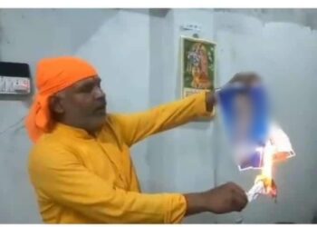 जयप्रकाश मिश्रा ने भारतरत्न डॉ.बाबासाहेब आंबेडकर यांची प्रतिमा जाळली