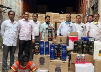 विदेशी मद्याचे ६७ लाख रूपये किंमतीचे ६२५ खोके ट्रकसह जप्त