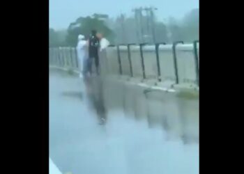 भरदिवसा ब्रीजवरुन नदीत फेकला कोरोना रुग्णाचा मृतदेह