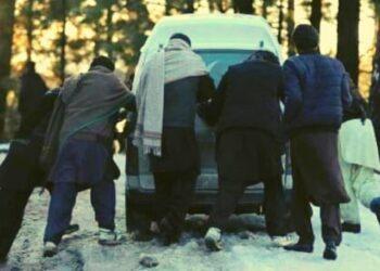 बर्फवृष्टी कार गोठले मृत्यू 22 tourists dead on snow-blocked Pakistan road