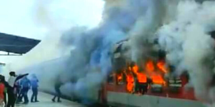 ट्रेनला भीषण आग Fire breaks out in an empty train at Madhubani railway station in Bihar