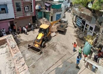 दलित वराच्या MP: The government demolished the houses of the accused who threw stones at the Dalit groom's wedding show with bulldozers