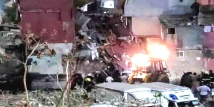 मुंबई इमारत Building collapses at Bandra, Mumbai; One killed, 16 injured