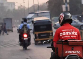 दलित डिलिव्हरी बॉय झोमॅटो Refuse to take food from zomato delivery boy being dalit fir lodge
