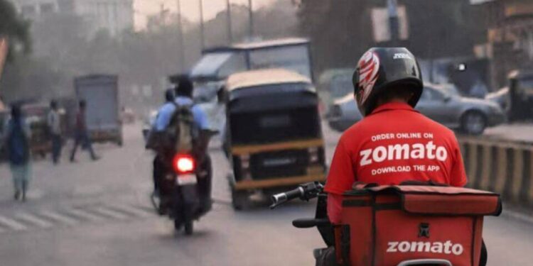 दलित डिलिव्हरी बॉय झोमॅटो Refuse to take food from zomato delivery boy being dalit fir lodge