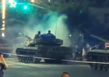 चीन बँक रणगाडे chinese tanks roll on streets to scare henan bank protestors