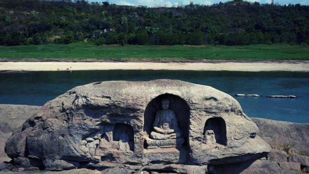 यांग्त्झी नदी च्या पाण्याच्या पातळीत घट झाल्याने बुडालेले बेट अन 600 वर्षे पूर्व बुद्ध शिल्प उघड A 600-year-old Buddha sculpture has been uncovered on a sunken island due to a drop in the water level of the Yangtze River
