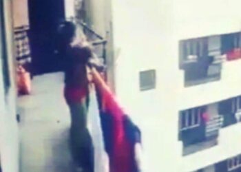 आईने पोटच्या चार वर्षाच्या मुलीला चवथ्या मजल्यावरून फेकले dentist mother throw her daughter from 4th floor in Bengaluru