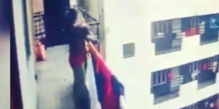 आईने पोटच्या चार वर्षाच्या मुलीला चवथ्या मजल्यावरून फेकले dentist mother throw her daughter from 4th floor in Bengaluru