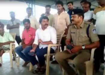 हिंदू तरुणाला दाढी पाहून मारहाण; धर्म जाणून घेण्यासाठी अंतर्वस्त्रे काढली hindu-youth-beaten-for-seeing-his-beard-stripped-of-his-underwear-to-find-out-his-religion