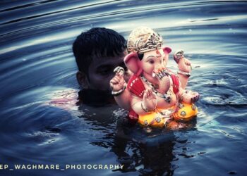 पुणे येथे मृत्यू यूपीमध्येही गणेश विसर्जनाच्या वेळी अनेकांचा बुडून मृत्यू विसर्जनाच्या ठिकाणी ११ जणांना विजेचा धक्का Accidents at many places during Ganesha immersion; some people died