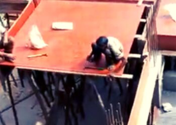 मजुरांनी केलेल्या आत्महत्या Ambani earns 90 crores per hour; On the other hand, laborers committed suicide