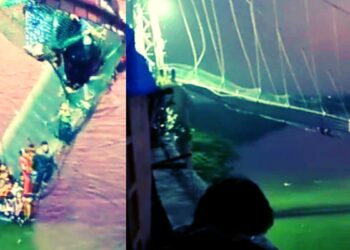 गुजरात मध्ये केबल पूल कोसळला VIDEO: Cable bridge collapses in Morbi, Gujarat, 400 people in the water