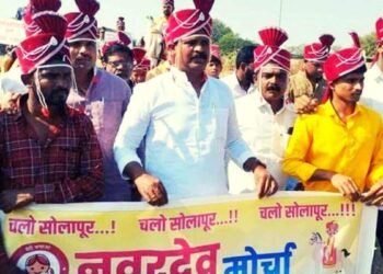 सोलापुरात निघालेला लग्नाळू तरुणांचा मोर्चा अन जातीचा पदर Youth march in solapur for marriage