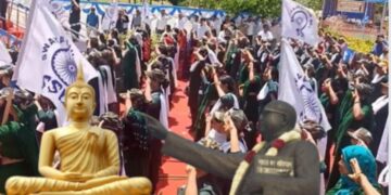 50000 हिंदू बौद्ध 50000 Hindu Dalits embrace Buddhism