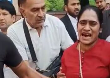 दिल्ली हादरली: कोर्टात गोळीबार;साक्षीदार महिलेस सर्वांसमोर गोळ्या घातल्या Shooting in Delhi Saket Court; Witness woman shot in front of everyone