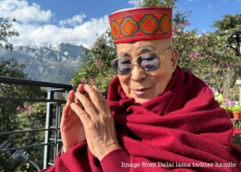 दलाई लामा किस व्हिडिओ The Dalai Lama's kiss video with a child suck my tongue goes-viral