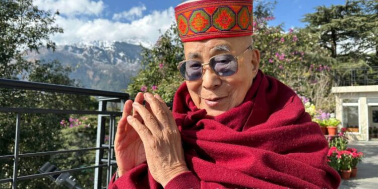 दलाई लामा किस व्हिडिओ The Dalai Lama's kiss video with a child suck my tongue goes-viral