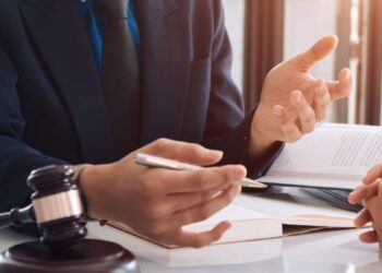 महिला वकिलाच्या ऑफिस तोडफोड Pune Women's Advocate's office vandalized