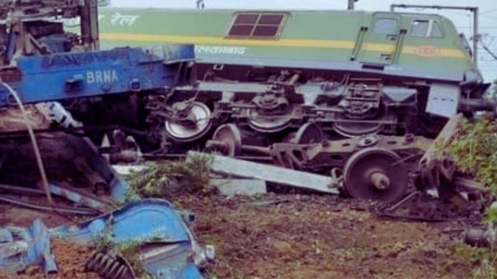 रेल्वे अपघात पश्चिम बंगाल मालगाडी टक्कर Railway accident, two goods trains collided on the same track in West Bengal