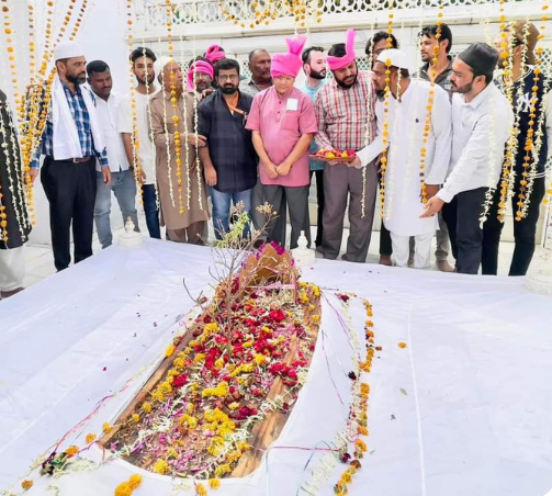 प्रकाश आंबेडकर औरंगजेब कबर Did Prakash Ambedkar really bow down at Aurangzeb's grave? Know the truth