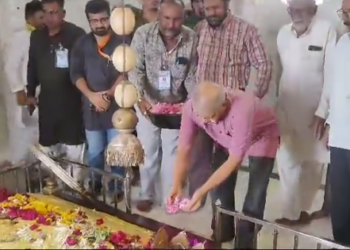 प्रकाश आंबेडकर खरंच औरंगजेब च्या कबर वर नतमस्तक झाले? जाणून घ्या सत्य Did Prakash Ambedkar really bow down at Aurangzeb's grave? Know the truth