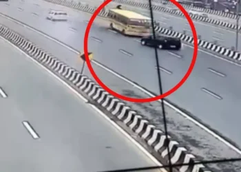 मेरठ एक्सप्रेस हायवेवर शाळेची बस अपघात A school bus on the Meerut Express Highway on the wrong side 6 people died