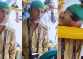मुस्लिम बस कंडक्टर हिरवी टोपी The bus conductor was wearing a green cap; the female objected removed