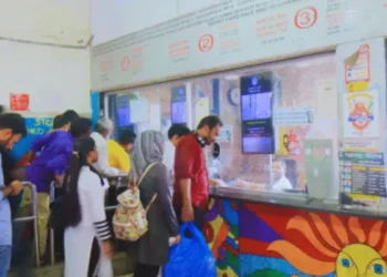 रेल्वे तिकीट बुकिंग क्लार्क A railway ticket booking clerk lost his job for Rs 6.