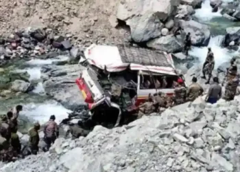 लडाख अपघात लष्कराचे वाहन Accident in Ladakh, army vehicle falls into deep pit; 9 jawans martyred
