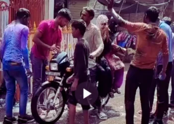 मुस्लिम कुटुंबावर रंग A Muslim family of Bijnor was mobbed Color thrown forcibly, video goes viral, FIR filed
