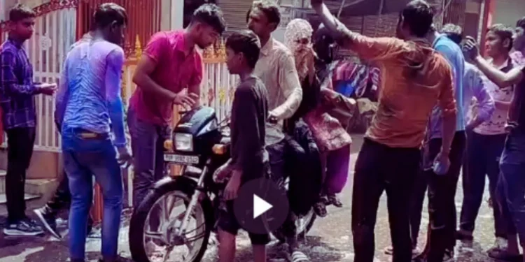 मुस्लिम कुटुंबावर रंग A Muslim family of Bijnor was mobbed Color thrown forcibly, video goes viral, FIR filed