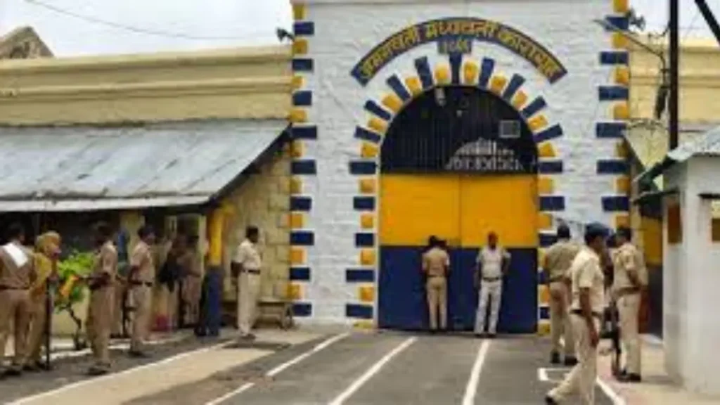 अमरावती कारागृहात स्फोट Big explosion outside two barracks in Amravati Central Jail at night