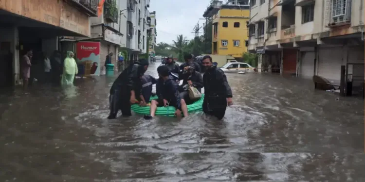 पुणे मुसळधार पाऊस Pune Due to heavy rain, people left society, school closed