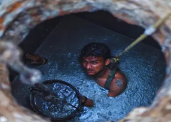 सीवेज, सेप्टिक टँक साफ करणारे 92% सफाई कामगार SC, ST आणि OBC, सरकारी सर्वेक्षणात मोठा खुलासा 92% of Sewer and Septic Tank Workers from SC, ST, OBC Categories Government Survey Reveals