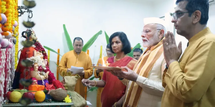 प्रधानमंत्री मोदी यांनी सीजेआय डी.वाय. चंद्रचूड यांच्या निवासस्थानी गणपती पूजेत भाग घेतला Prime Minister Modi appointed CJI D.Y. Participated in Ganapati Puja at Chandrachud's residence