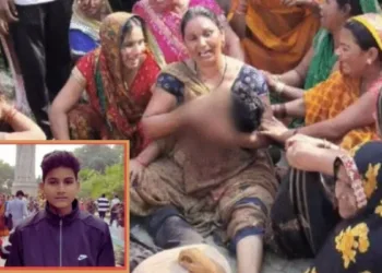 जौनपूर हत्या jaunpur-murder-land-dispute-mother-holds-sons-head