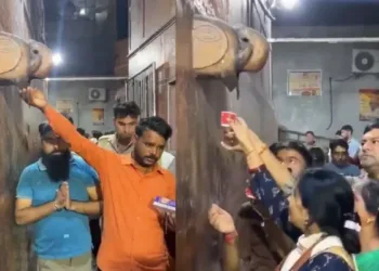 वृंदावन: चरणामृत समजून एसी डिस्चार्जचे पाणी पीत आहेत भाविक, बांके बिहारी मंदिराचा व्हिडिओ व्हायरल Vrindavan Devotees Mistake AC Discharge Water for Holy Charanamrit at Banke Bihari Temple